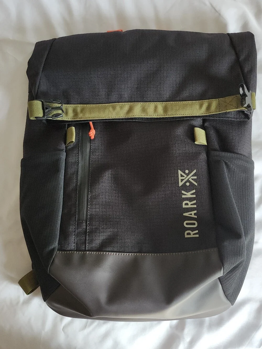 ROARK 27L 2.0 Passenger RA249 Travel Backpack Laptop pkt Black/Olive NWOT